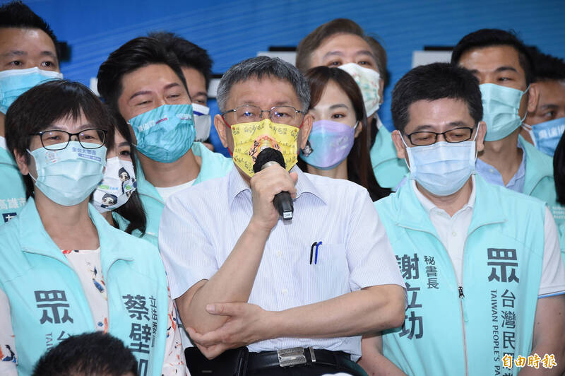 台灣民眾黨29日召開2022地方選舉共同政見記者會，台北市長兼黨主席柯文哲（前中）出席並說明黨中央的核心理念。（記者塗建榮攝）