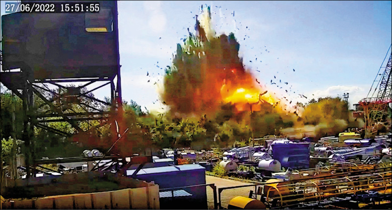 27日俄軍飛彈襲擊烏克蘭購物商場畫面。（路透）