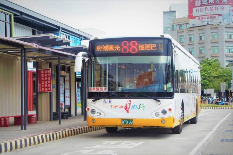 南市6條台灣好行公車路線，即日起提供乘車碼行動支付搭車功能。（南市交通局提供）