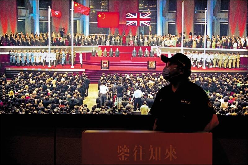 香港主權移交中國7月1日屆滿25週年，亦是「港版國安法」施行2週年。（美聯社）