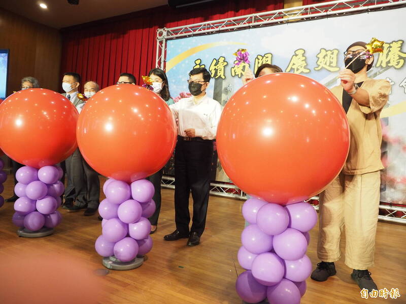 南開科大校長許聰鑫與校友代表以刺破氣球，象徵「永續南開，展翅上騰」。 （記者陳鳳麗攝）