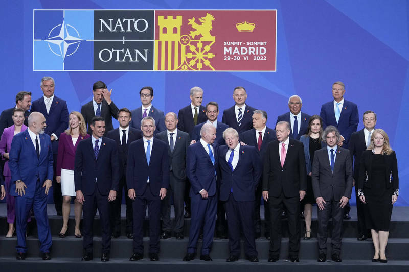 北約成員國領袖29日在馬德里出席峰會合影。（美聯社）