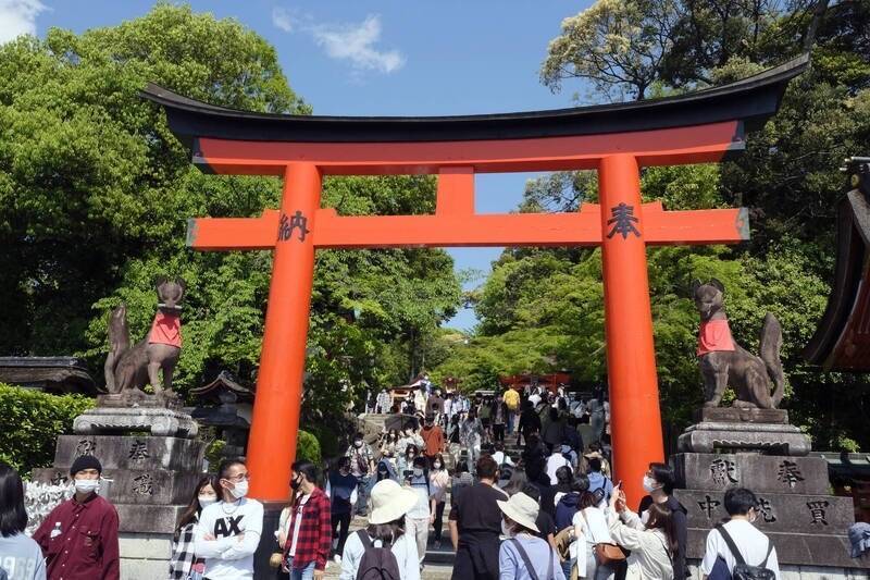 日本6月10日起重新接受有導遊隨隊的外國旅行團入境觀光。（彭博）