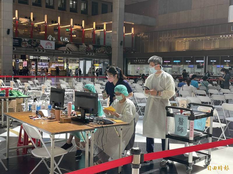 台北車站中型接種站於今日退場，現場仍有零星人潮進行疫苗接種。（記者蔡亞樺攝）