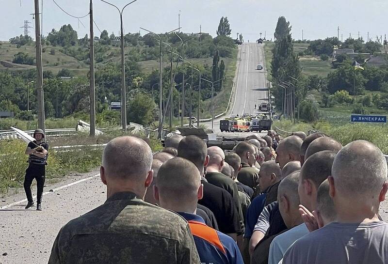 29日烏俄雙方展開交換戰俘的程序，上百名烏克蘭軍民正走向烏克蘭的邊境回鄉。（歐新社）