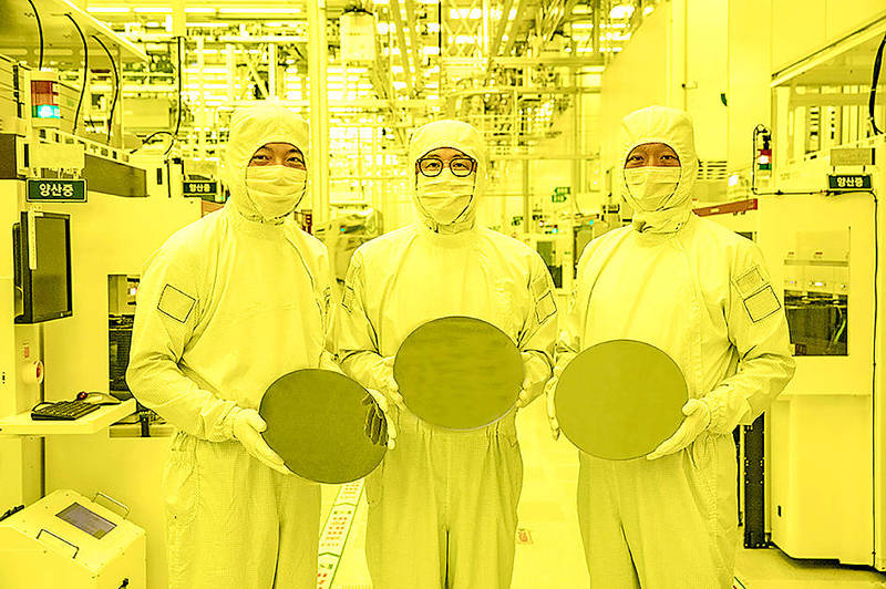 This undated handout photo provided by Samsung Electronics on June 30, 2022 shows leaders of Samsung Foundry Business and Semiconductor R&D Center posing to celebrate the company??first production of 3-nanometer process chips at its semiconductor facility of Samsung Electronics Hwaseong Campus in Hwaseong.
Photo: AFP