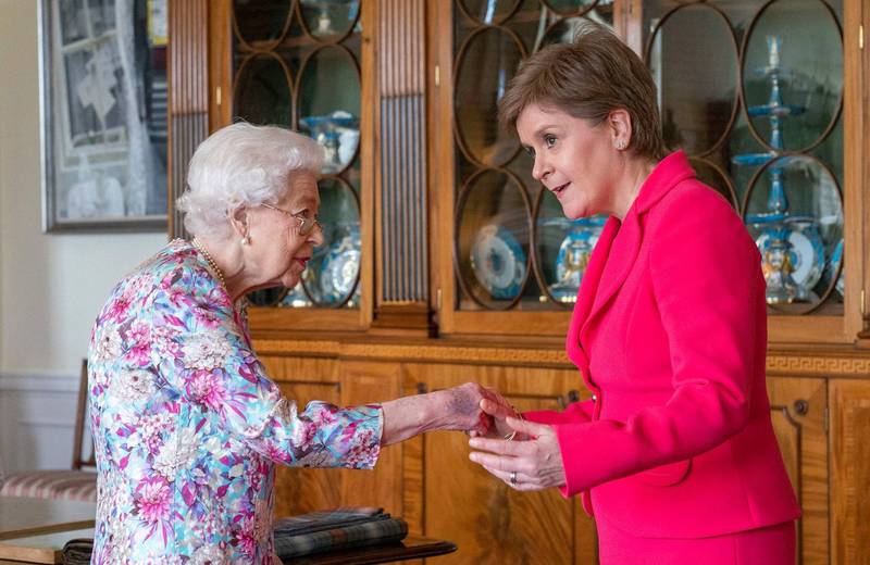 蘇格蘭首席大臣施特金（右）週二公布獨立公投計畫，隔日立即被英國女王伊麗莎白二世（左）召見。（法新社）