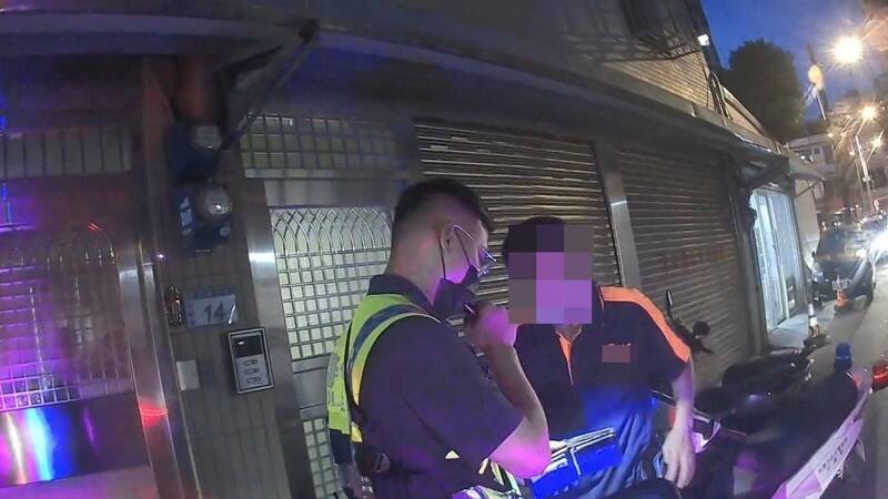警方查獲李姓男子（右）持有使用過的毒品注射器。（警方提供）