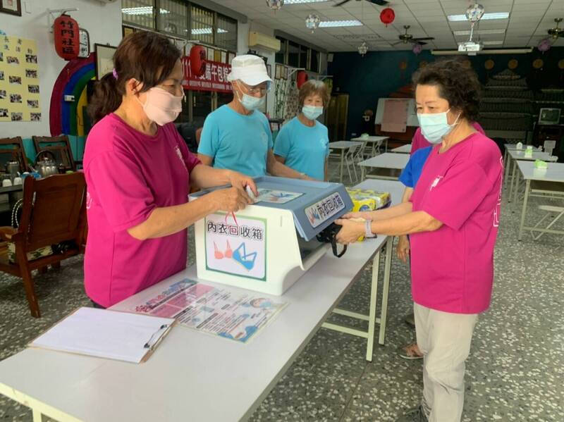 台南市白河區竹門里資收站設置女性內衣回收箱。（南市環保局提供）