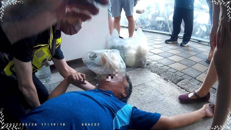 警方緊急救援昏迷倒地的張男。（記者張瑞楨翻攝）