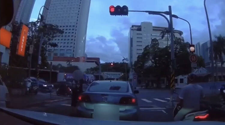 男子在南港路二段紅燈轉綠燈不走，還放沖天炮恐嚇後方車主。（記者闕敬倫翻攝）