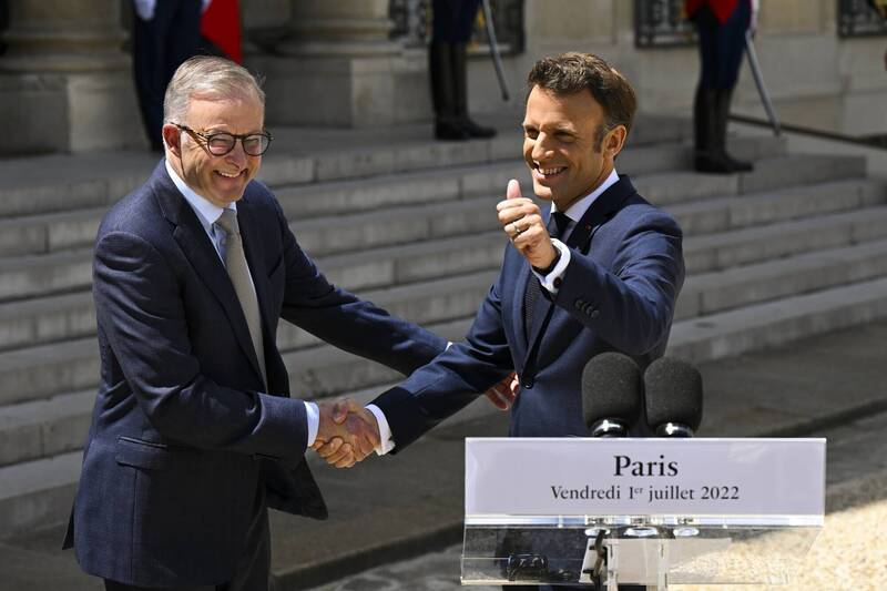 法国总统马克宏（右）在巴黎爱丽榭宫欢迎澳洲总理艾班尼斯（左）到访，两人握手致意，马克宏还向媒体比出「赞」的手势。（欧新社）(photo:LTN)