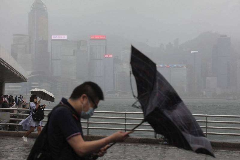 香港今天在風雨之中度過主權移交25週年，陸委會表示，香港的自由民主快速流逝，顯示中共在香港實施的「一國兩制」，本質與普世價值相扞格。