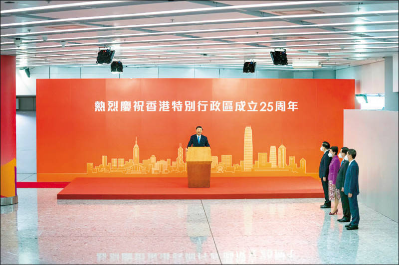 中國國家主席習近平（中）6月30日在高鐵香港西九龍站致詞。（彭博）