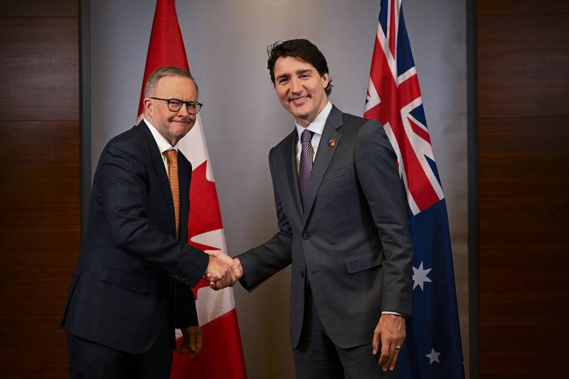 加拿大總理杜魯道（右）在致詞時疑似一時忘記澳洲總理艾班尼斯（左）的名字，只好以「ㄜㄜㄜ」先含糊帶過。（法新社）