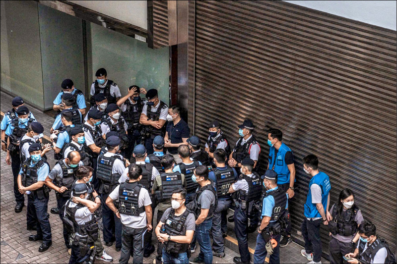 香港主權移交25週年慶典和新政府就職典禮會場會展中心附近，部署大批警力戒備。（彭博）