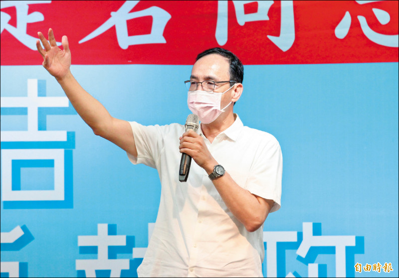 國民黨主席朱立倫受訪時強調，「中華民國的領海，包括台灣海峽，中共的內海說，我們絕不接受」。（記者李惠洲攝）