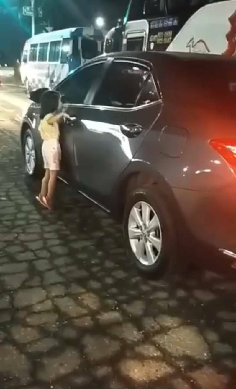 6歲女童被媽媽當街趕下車 深夜隔窗哭求。（讀者提供）