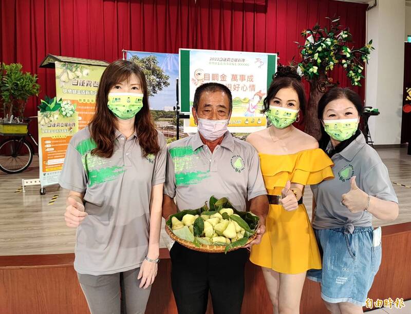 台南新市區公所透過臉書直播，大力推廣在地的白蓮霧特產。（記者吳俊鋒攝）