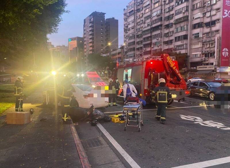 台北市士林區承德路5段與中正路口今日清晨4時許發生重大死亡車禍，現場一片狼藉。（記者劉慶侯翻攝）