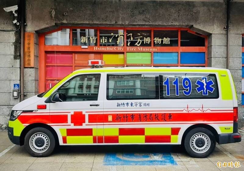 新竹市的救護車已全面升級「巴騰堡格紋」外觀、可提升救護行動行車安全。（記者洪美秀攝）