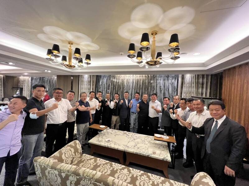 全國地方縣市議會議長、副議長聯誼會1日晚上在台北福容大飯店舉行，達成力挺張峻、鍾東錦的共識。（議長、副議長聯誼會提供）