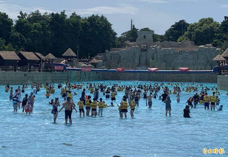 麗寶樂園度假區馬拉灣7月戲水遊客增多。（記者張軒哲攝）