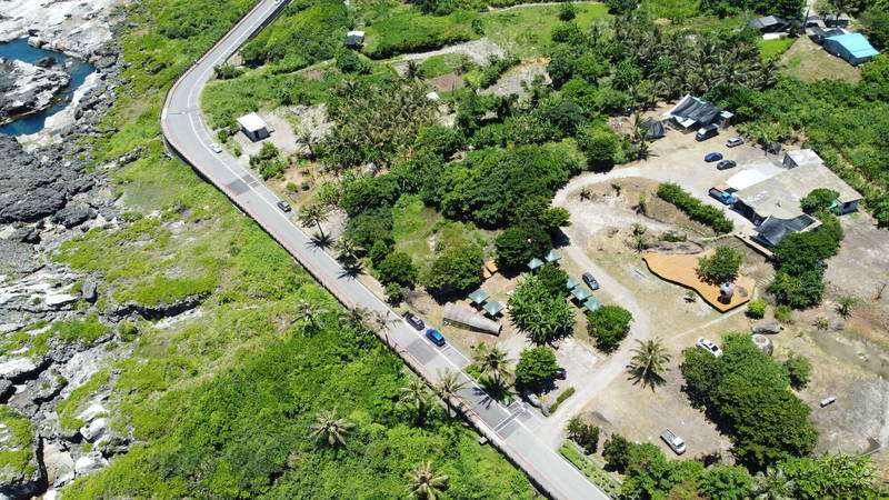 Makotaay生態藝術村的土地（道路右側）位於東管處石梯坪遊憩區內，2020年10月族人陸續取回土地權狀後，開始打造生態藝術村，今年也開始打造藝術村的基礎設施，要讓種在土地的藝術生根。（Makotaay生態藝術村提供）