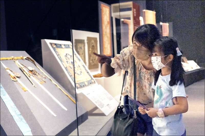 故宮南院夏日親子藝術月昨登場，大人帶小朋友專心看展覽。（故宮南院提供）
