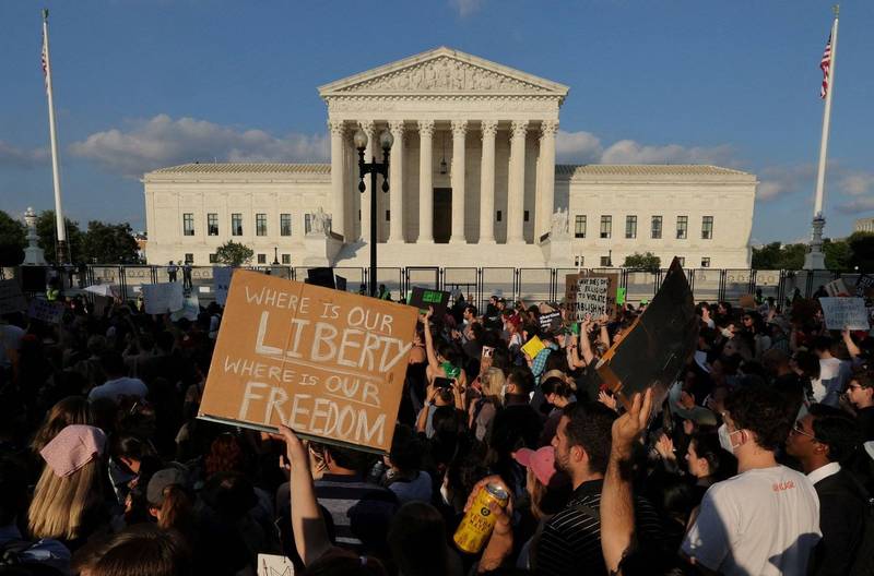 美國最高法院上週推翻憲法對墮胎權的保障後，共德州和俄亥俄州最高法院今天允許對墮胎實施限制和禁令，圖為示威者在美國最高法院外抗議。（路透）