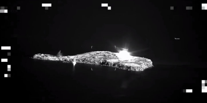 俄軍對蛇島空襲的畫面。（圖擷取自臉書）