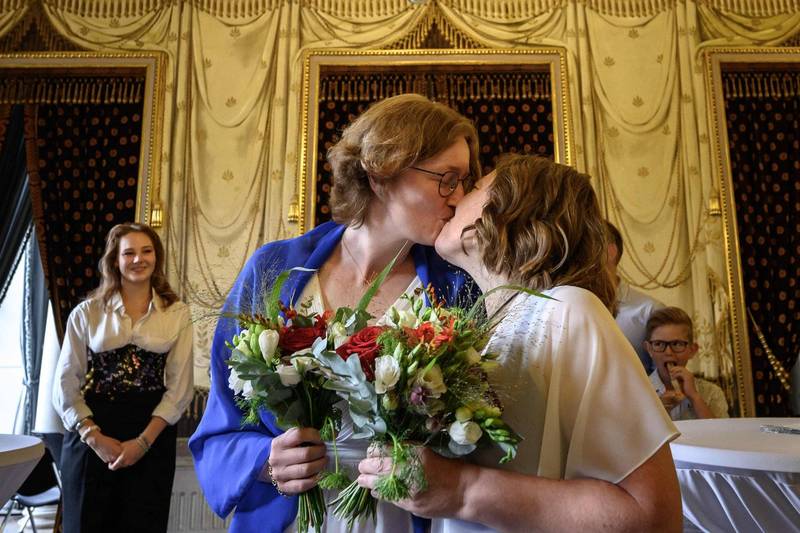 瑞士首場同性婚禮主角包括46歲艾琳（Aline）和45歲勞瑞（Laure），將21年伴侶關係轉變為婚姻關係。（法新社）