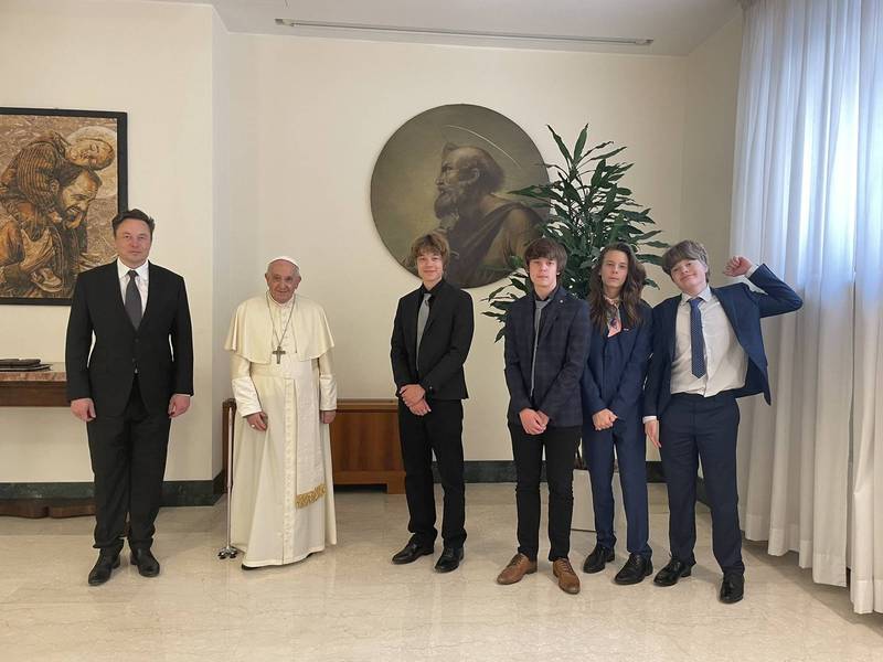 全球首富馬斯克在推特上公佈他於上月30日與天主教教宗方濟各合照的照片。（圖擷自取推特）