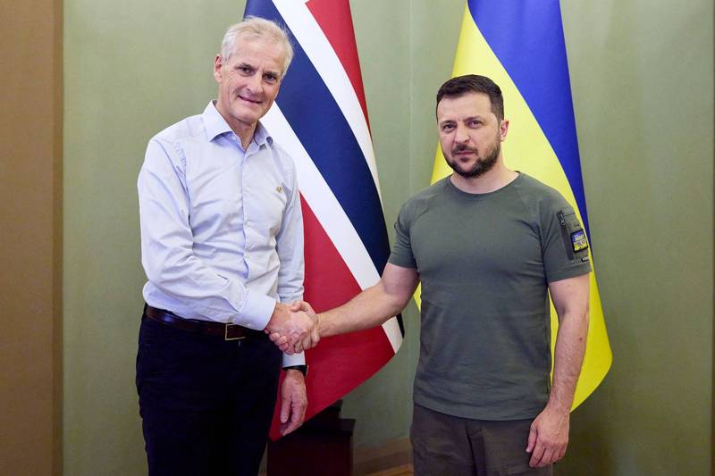 挪威總理斯托爾（Jonas Gahr Store，左）造訪烏克蘭，與烏國總統澤倫斯基（右）會面。（法新社）