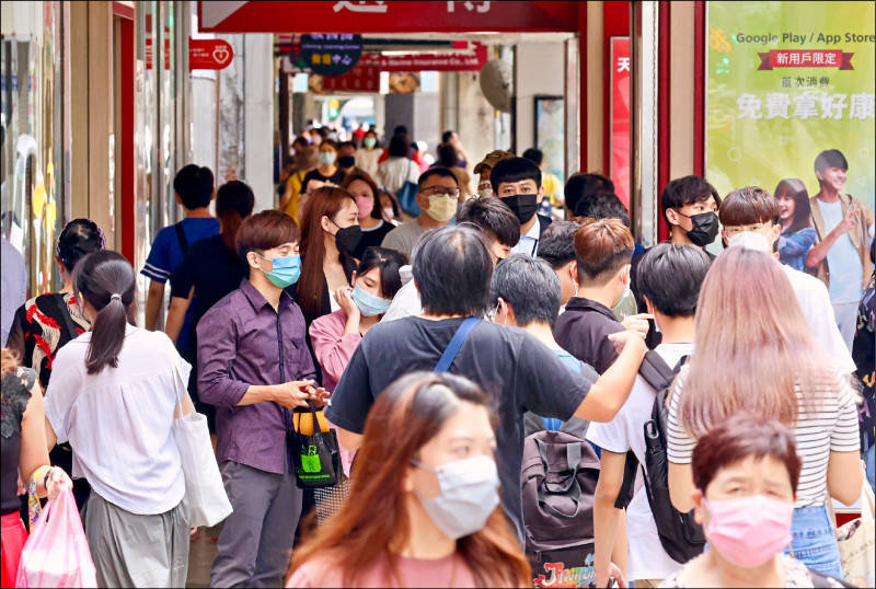 本土疫情趨緩，人流也回來了。圖為日前台北車站附近出現人潮，上班族戴著口罩外出買午餐。（中央社資料照）