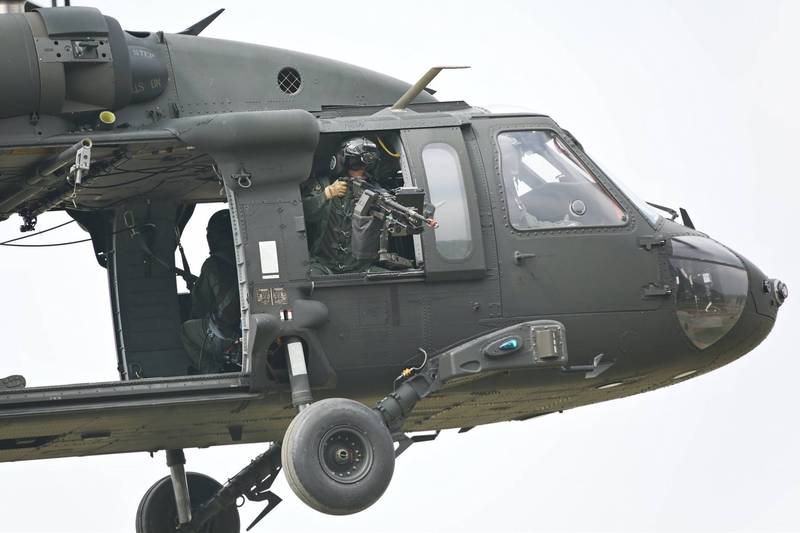 考量戰時任務需要，空軍救護隊本週已執行成軍70年來首次的直升機空射武器實彈射擊，以空軍黑鷹直升機配置的M240通用機槍，對靶場地面目標進行對地掩護射擊。圖為陸軍UH-60M黑鷹直升機作戰士以M240通用機槍掃蕩敵軍地面目標。（圖：取自中華民國陸軍臉書專頁）