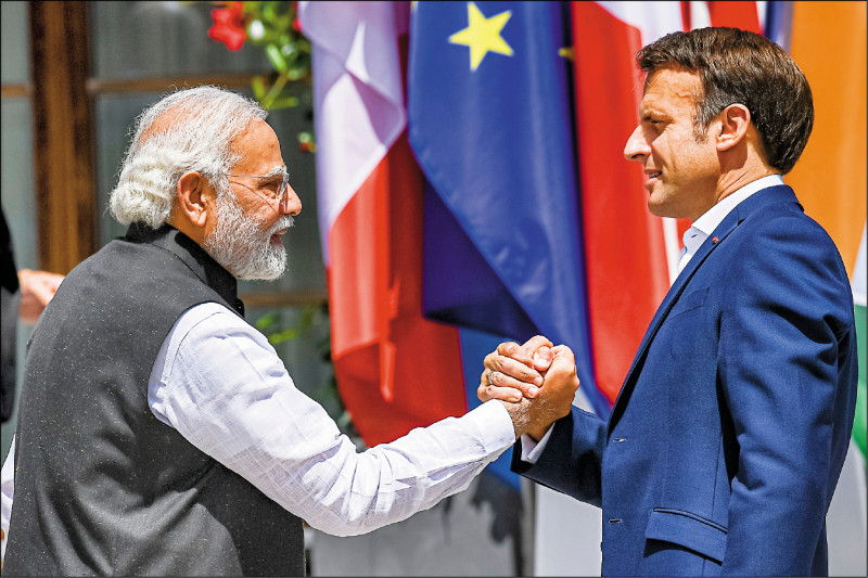 與中國的關係逐漸降溫的歐盟，正加強與印度的經濟關係。圖為印度總理莫迪（左）上月廿七日在七大工業國集團高峰會上與法國總統馬克宏（右）握手致意。（歐新社）