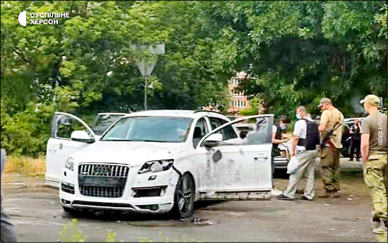 乌克兰南部赫尔松地区在两週内爆发3起谋刺当地亲俄官员事件，上图为6月16日赫尔松狱政首长的白色休旅车遇袭爆炸，索柏列夫逃过一劫。（取自网路）(photo:LTN)