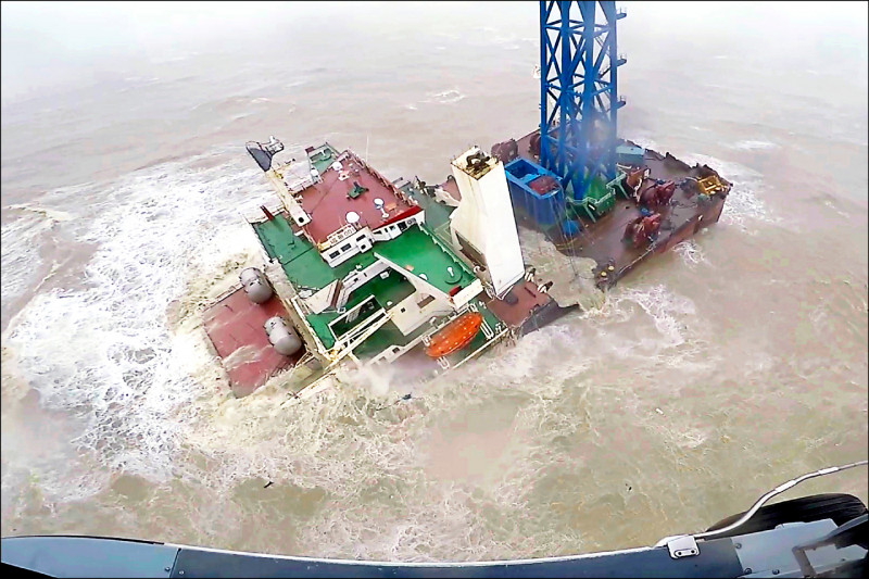 长204公尺的中国海上风电安装平台「福景001号」工程船，在巨浪侵袭下断成两截，一截随波漂流。（美联社）(photo:LTN)