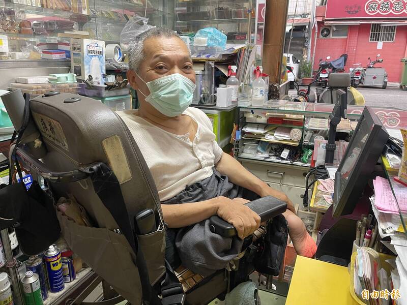 在台南市區自家店內賣彩券的重殘身障人蔡清雄，希望政府重視像他這種社會底層弱勢者對選擇生死的權利，早日催生安樂死的立法。（記者王俊忠攝）