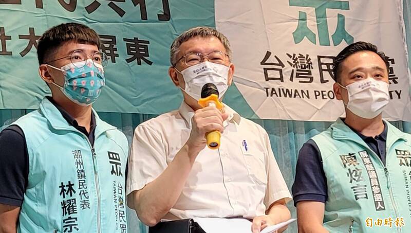 台北市長柯文哲（中）表示，北捷電價以不調為原則。（記者葉永騫攝）