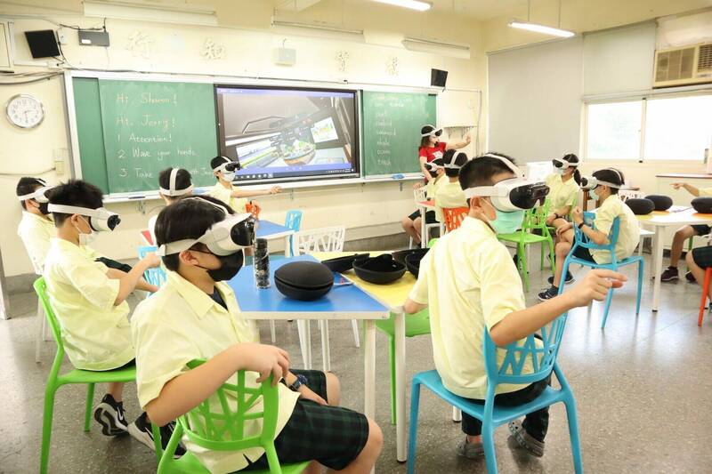 新興國中善用VR結合雙語教學，加乘雙語教學效能。（圖由北市教育局提供）
