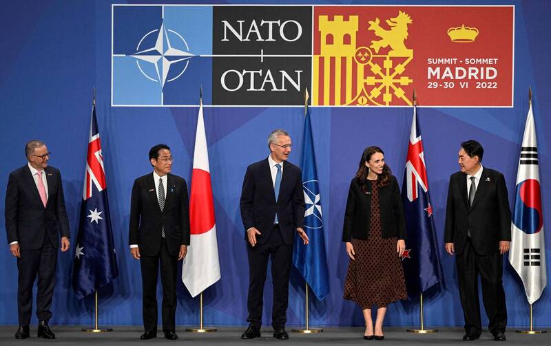 图左至右为澳洲总理艾班尼斯、日本首相岸田文雄、北约秘书长史托腾伯格、纽西兰总理阿尔登、南韩总统尹钖悦近日在北约高峰会上合照。（法新社）(photo:LTN)