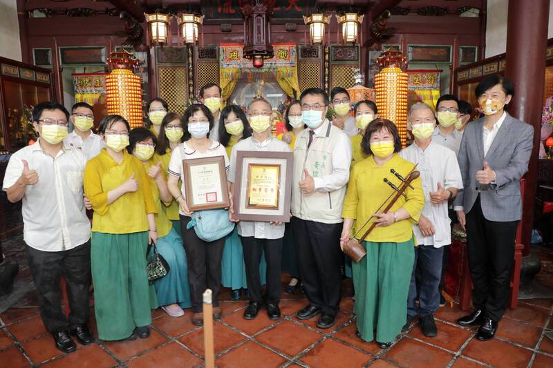 「振聲社」館先生的蔡芬得藝師（前右三），市府登錄為台南市傳統表演藝術「南管」保存者，市長黃偉哲（前右二）出席授證並頒發卓越市民表揚。（南市府提供）