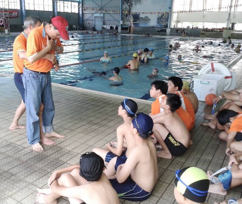 茄萣國中邀高市潛水救難協會到校進行防溺宣導。（教育局提供）