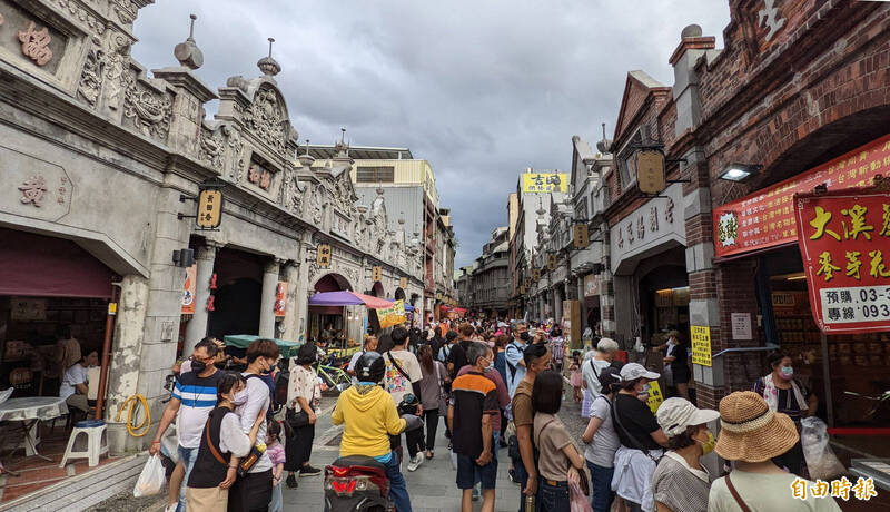 大溪老街這兩天週休假日午後的遊客如織，2天湧入逾3.4萬人次。（記者李容萍攝）