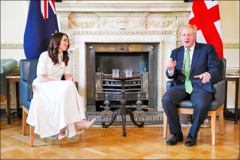 英國首相強森（右）1日在唐寧街10號與紐西蘭總理阿爾登（左）會談，兩人會後發表共同聲明，強調台灣海峽和平與穩定的重要性。（歐新社）