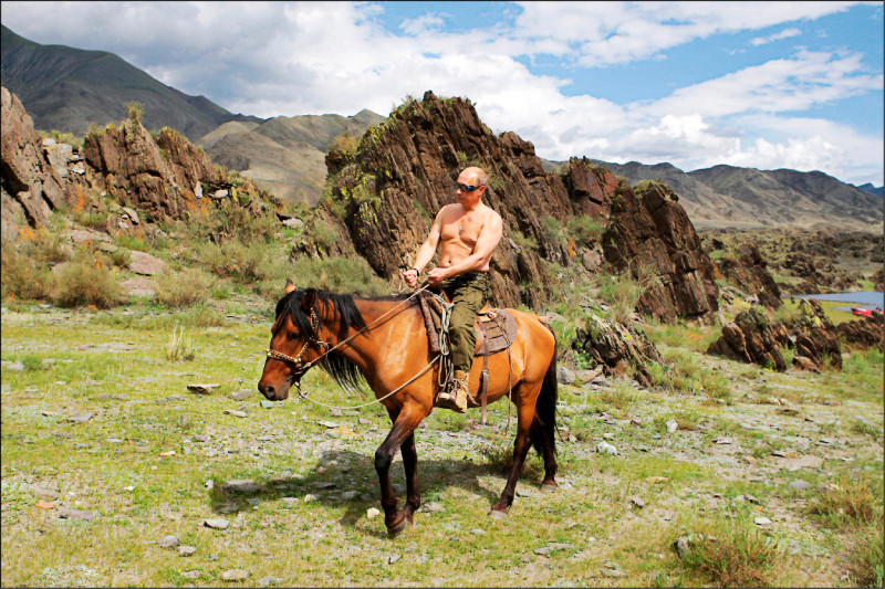 俄羅斯總統普廷2009年8月3日在俄羅斯聯邦的圖瓦共和國山區旅遊騎馬照，淪為「7大工業國集團」（G7）西方領袖間笑柄。（美聯社檔案照）