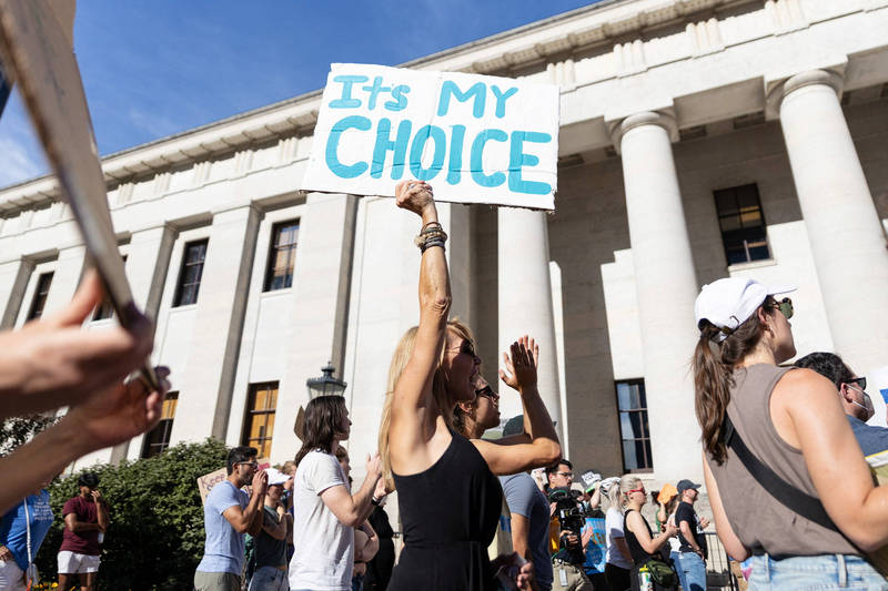 俄亥俄州1名女性舉牌捍衛墮胎權。（路透）
