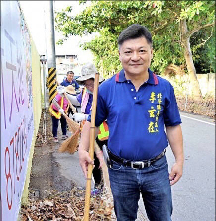 北斗鎮長李玄在目前停職仍勤走基層。（記者顏宏駿翻攝）